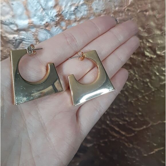 Zara Elegant Gold Geometric Earrings - Picture 7 of 10